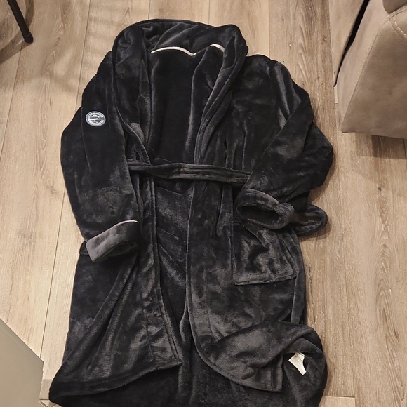 Tommy Bahama Black Plush Robe - Picture 1 of 5